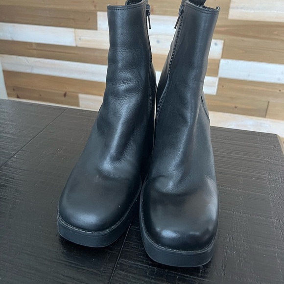 GB Gianni Bini Ah-Mazed Black Leather Platform Block Heel Booties SZ 8.5 Grunge - Picture 3 of 8